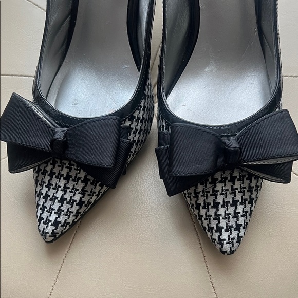 J.Renee Houndstooth Black Slingback Heels - Picture 5 of 7